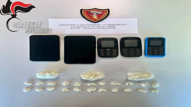 Cocaina e telefoni trovati nell'auto del fuggitivo