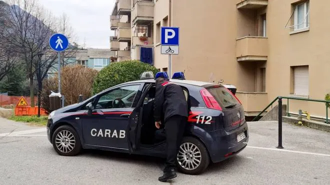 I carabinieri in via dell'Eremo