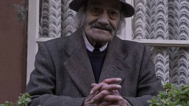 Pietro Virga affacciato al balcone della sua casa popolare Siciliano è a Milano da più di 50 anni