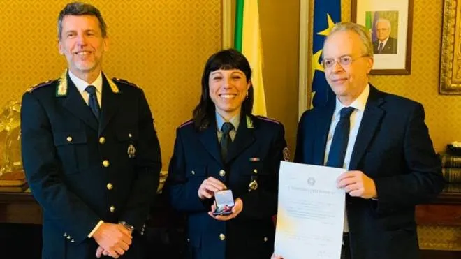 La consegna della medaglia d’argento al merito civile a Palazzo Diotti con il prefetto Renato Saccone e il comandante della polizia locale Marco Ciacci