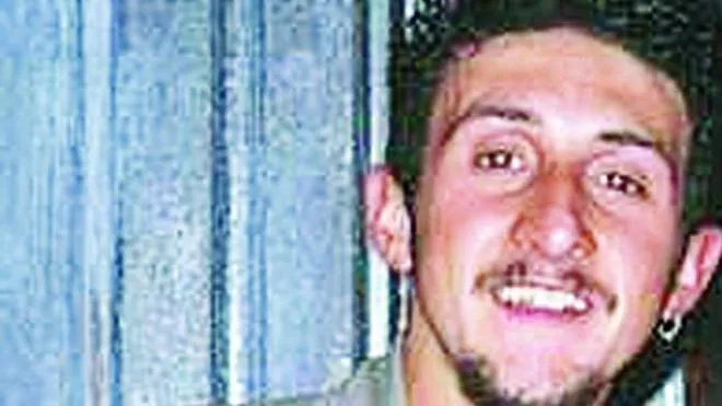 Stefano Gonella aveva 26 anni quando fu accoltellato a morte il 24 settembre del 2006 nella sua casa alla Bolognina Sotto a sinistra l’identikit del presunto killer