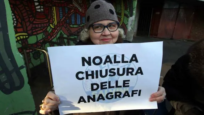 Una manifestazione contro la chiusura delle delegazioni anagrafiche di periferia in via Passerini e in via Boifava