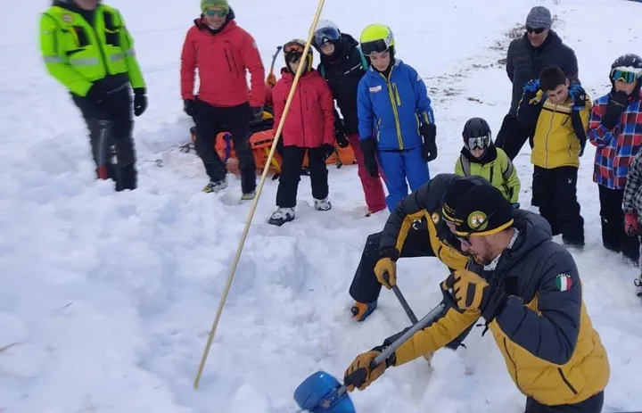 Un momento della lezione pratica sulle tecniche di soccorso sulla neve impartite dagli esperti di Sagf Soccorso Alpino e Polizia di Stato agli studenti della Valchiavenna
