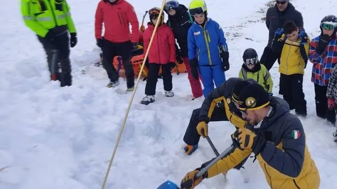 Un momento della lezione pratica sulle tecniche di soccorso sulla neve impartite dagli esperti di Sagf Soccorso Alpino e Polizia di Stato agli studenti della Valchiavenna