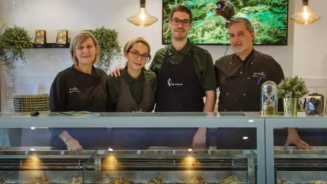 Antonella Olivieri e il marito Maurizio Poloni con i due collaboratori della gelateria Erika e Mattia