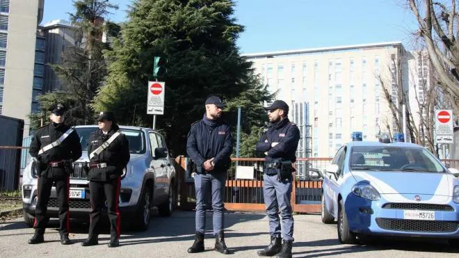 Polizia e carabinieri presidiano il San Paolo dopo il ricovero di Cospito