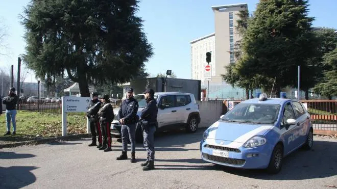 Carabinieri e Polizia presidiano l' ingresso dell'Ospedale San Paolo dove  � ricoverato Alfredo Cospito, Milano, 12 Febbraio 2023. ANSA/PAOLO SALMOIRAGO
