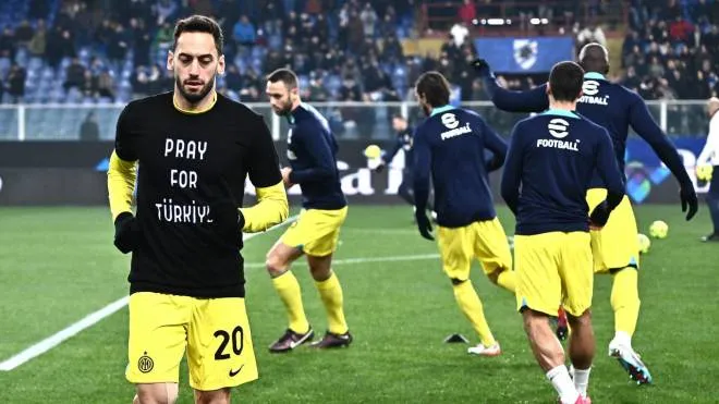 Turkish Inter Milan's player Hakan Calhanoglu wears a T-shirt with the inscription 'Pray for Turkie', due to the earthquake of recent days which has currently caused at least 35,000 victimst, before the Italian Serie A match Uc Sampdoria vs Fc Inter at Luigi Ferraris stadium in Genoa, Italy, 13 february 2023.
ANSA/LUCA ZENNARO