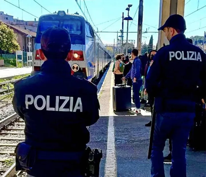 Nelle stazioni ferroviarie e nelle zone attorno agli scali ad Arcore e Seregno sono state identificate 299 persone (172 tra i 14 e i 18 anni)