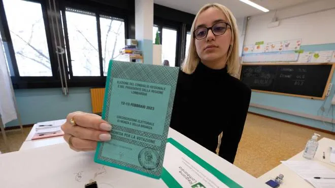 Una giovane alle urne in Lombardia Sotto il sondaggista Fabrizio Masia che analizza i risultati delle elezioni Regionali vinte da Fontana