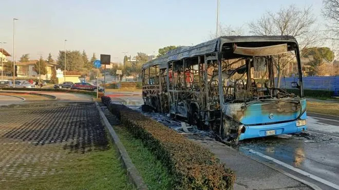 Brescia Desenzano autobus in fiamme 14 febbraio  2023. Only Crew Alessandro  Tira Fotolive