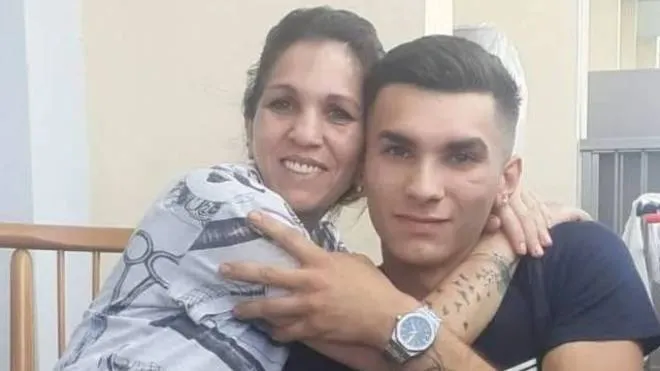 Branka Milenkovic con il figlio Daniel Radosavljevic morto nel carcere di Grasse
