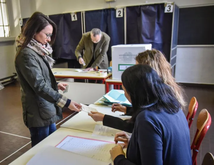 Le operazioni di voto all’interno di una delle 9.254 sezioni elettorali della Lombardia Rispetto al 2018 l’affluenza è crollata passando dal 73,1% degli aventi dirtto al 41,6%