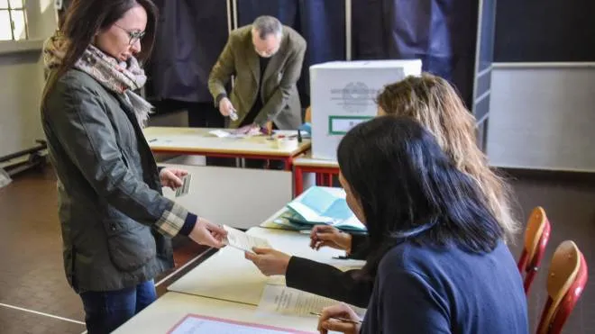 Le operazioni di voto all’interno di una delle 9.254 sezioni elettorali della Lombardia Rispetto al 2018 l’affluenza è crollata passando dal 73,1% degli aventi dirtto al 41,6%