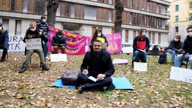 Il preside Massimo Nunzio Barrella con i suoi studenti durante una manifestazione