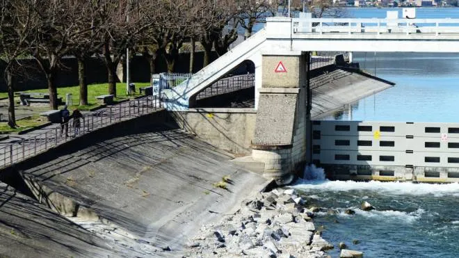 La diga di Olginate regola il deflusso del Lario e la portata dell’Adda che scorre fino al Po