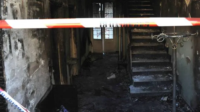 La casa devastata dall’incendio divampato a Cerro Maggiore in cui sono morte le sorelle Carla e Maria Agrati