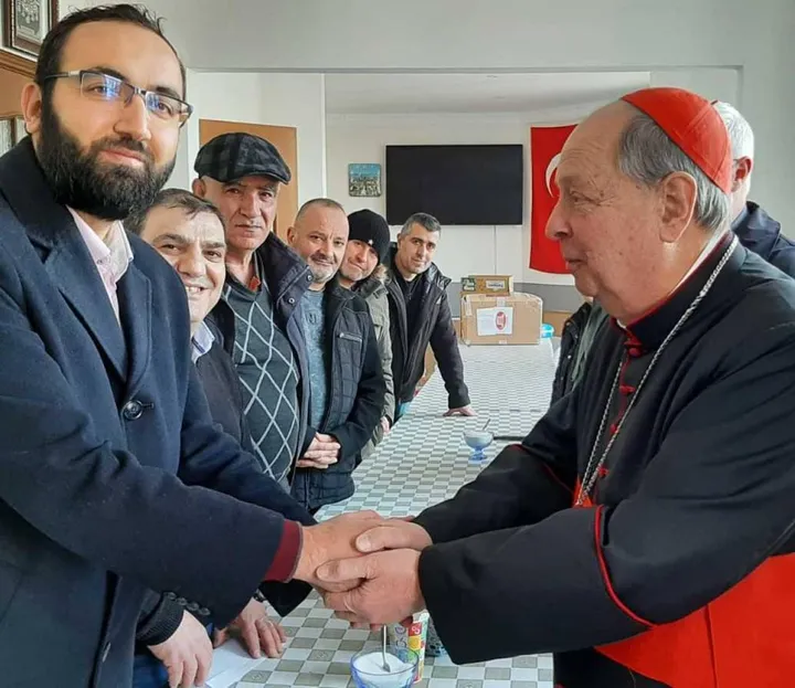 La stretta di mano fra il cardinale Oscar Cantoni e l’imam Mustafa Kaymaz al quale il prelato comasco ha portato la solidarietà