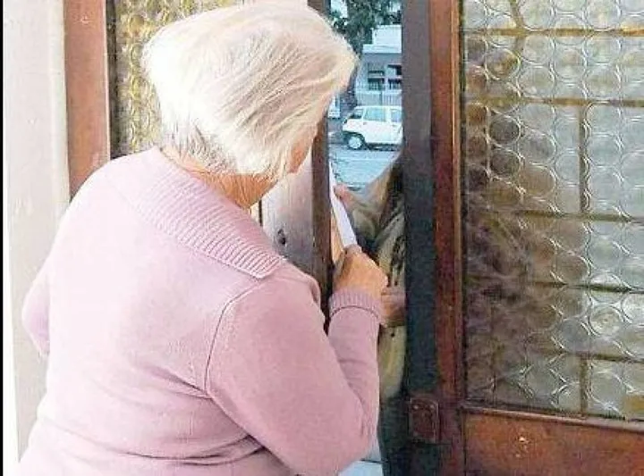 Ancora anziani nel mirino di gente senza scrupoli: tre persone in trappola