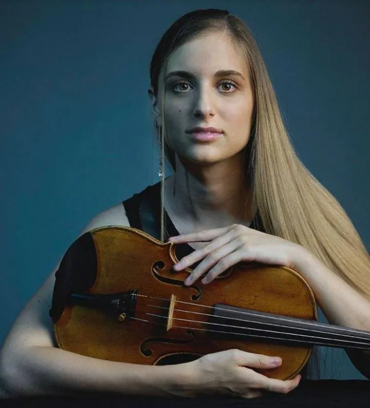 Franesca Bonaita ha 25 anni ed è violinista di talento con concerti. in Italia e all’estero