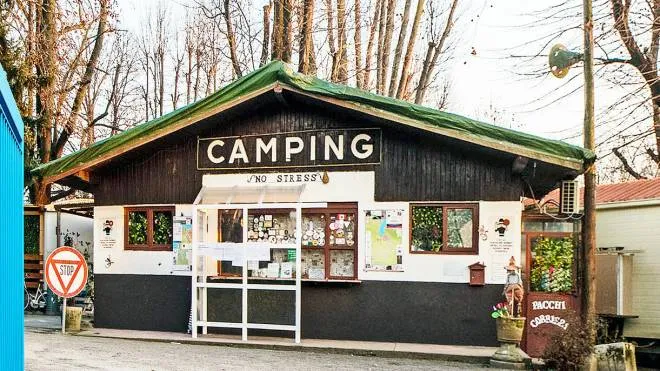Il “Camping no stress“ di via Cecilio deve essere lasciato dagli ospiti sfrattati