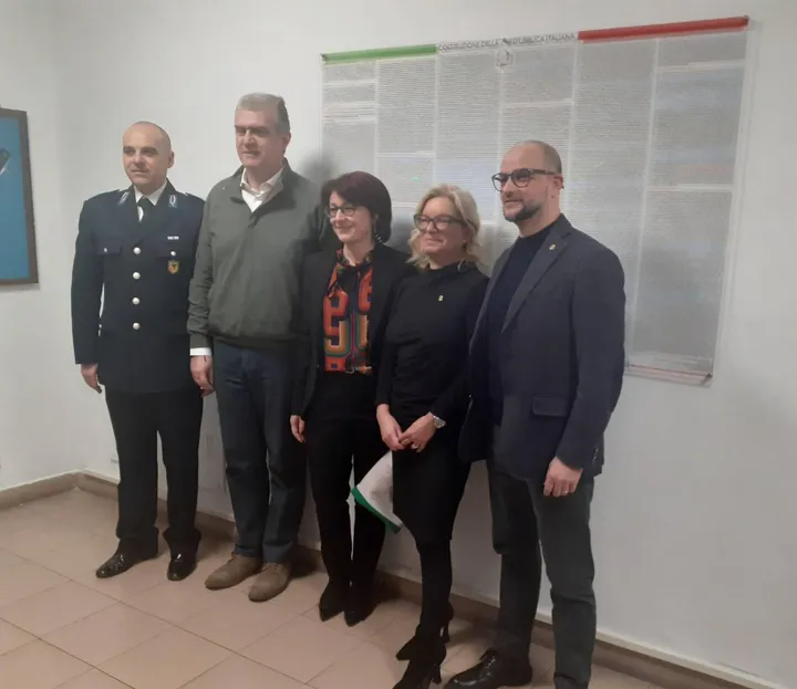 Un momento della presentazione di ieri dei pannelli sulla Costituzione nel carcere “Nerio Fischione“ di Brescia con la direttrice Francesca Lucrezi e i rappresentanti del Rotary