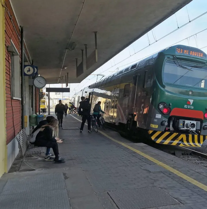 Viaggiatori alla stazione di Certosa di Pavia dove i due “bulli“ erano scesi una volta compiuta la rapina