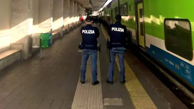 Agenti di polizia ferroviaria alla stazione di Monza