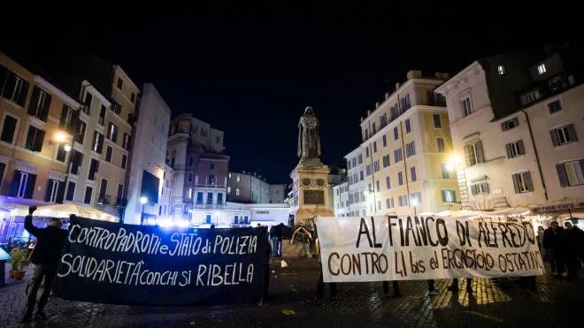 Un momento della manifestazione degli Anarchici in sostegno di Alfredo Cospito, detenuto in regime 41 bis, a Campo d� Fiori, Roma, 18 febbraio 2023. ANSA/ANGELO CARCONI