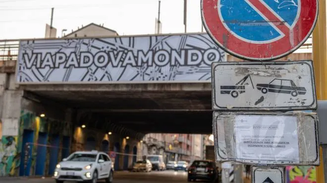 Un cartello annuncia i lavori; sullo sfondo, la scitta “Via Padova mondo“