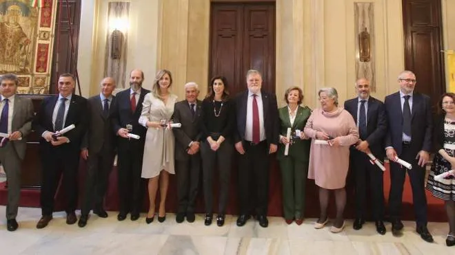 Gli 11 premiati con l’Ambrogino d’oro ieri nella Sala Alessi di Palazzo Marino con l’assessora al Lavoro Alessia Cappello (al centro)