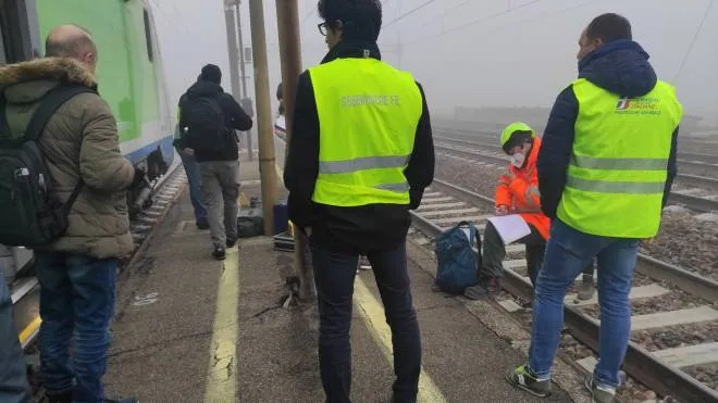 I rilievi vicino al luogo in cui l’uomo è stato travolto dall’Intercity Lecce-Milano Ieri non è stato possibile appurare l’identità della vittima