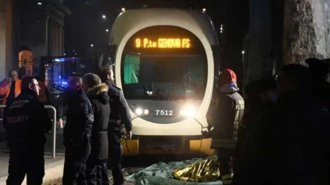 Il tram della linea 9 fermo in piazza Oberdan la sera del 10 febbraio 2020 dopo l’investimento