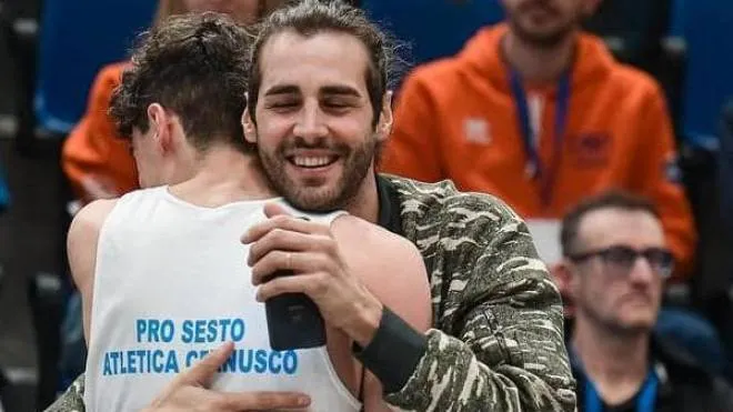 L’abbraccio alla fine della gara con il campione olimpico Gianmarco Tamberi è stato il momento più bello per il giovanissimo atleta, 19 anni a maggio, allenato da Daniela Frasani