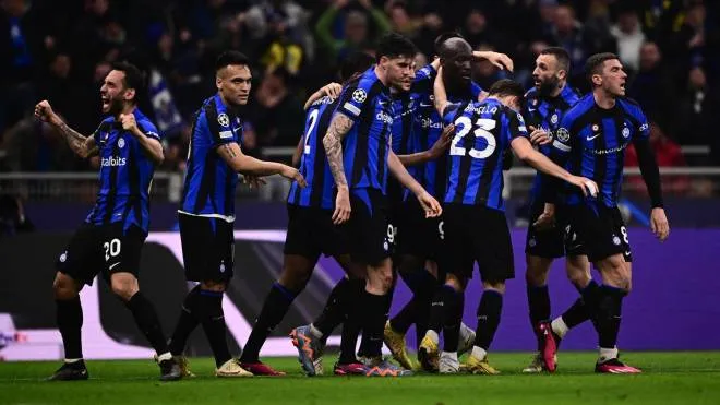 Inter Milan's Belgian forward Romelu Lukaku (4thR) celebrates after opening the scoring during the UEFA Champions League round of 16 first leg football match between Inter Milan and FC Porto, on February 22, 2023 at the San Siro (Giuseppe-Meazza) stadium in Milan. (Photo by Marco BERTORELLO / AFP)
