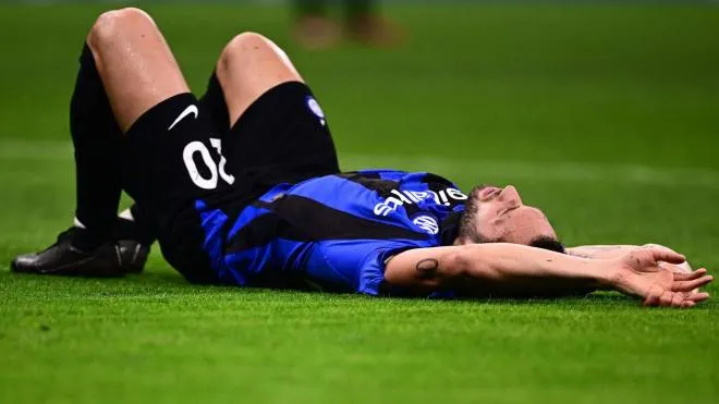 Inter Milan's Turkish midfielder Hakan Calhanoglu reacts after being tackled during the UEFA Champions League round of 16 first leg football match between Inter Milan and FC Porto, on February 22, 2023 at the San Siro (Giuseppe-Meazza) stadium in Milan. (Photo by Marco BERTORELLO / AFP)