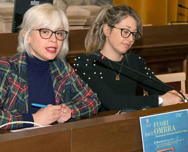 Da sinistra: l’assessore alle pari opportunità Mara Torti e la vicepresidente della associazione OltreConfine Silvia Cattaneo