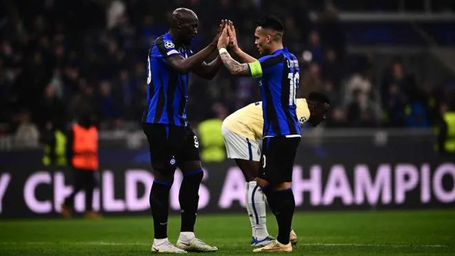 Inter Milan's Belgian forward Romelu Lukaku (L) and Inter Milan's Argentinian forward Lautaro Martinez tap hands at the end of the UEFA Champions League round of 16 first leg football match between Inter Milan and FC Porto, on February 22, 2023 at the San Siro (Giuseppe-Meazza) stadium in Milan. (Photo by Marco BERTORELLO / AFP)