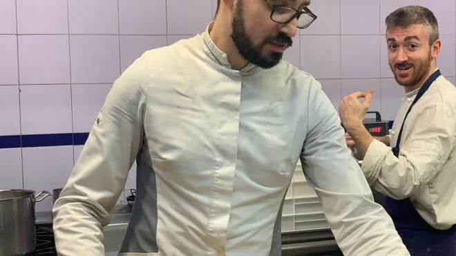 Lo staff di Alberto Buratti chef del ristorante Koinè di Legnano avvia un’iniziativa dedicata agli under 35: tutti i giovedì di marzo menù calmierati