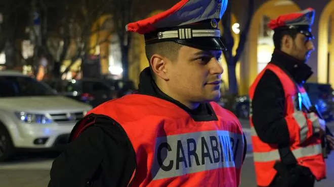 Sui due veicoli usati dai malviventi i carabinieri hanno trovato vestiti, cacciavite telefonini, soldi e gratta e vinci