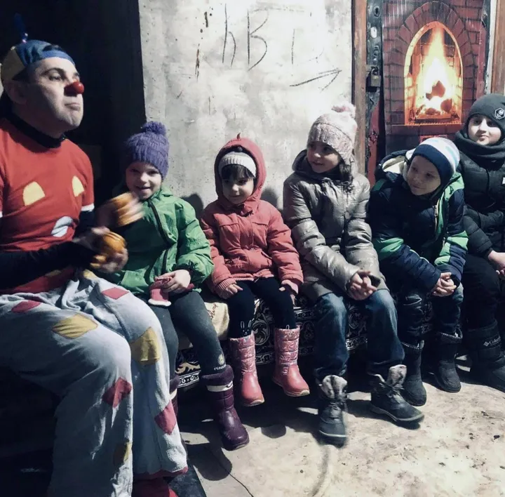 “Il Pimpa“ con il suo naso rosso durante uno spettacolo in un rifugio in Ucraina