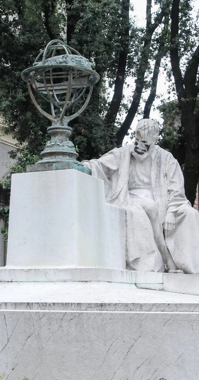 La statua di Niccolò Tartaglia a Brescia è stata presa di mira e danneggiata pesantemente