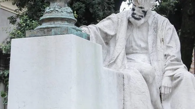 La statua di Niccolò Tartaglia a Brescia è stata presa di mira e danneggiata pesantemente
