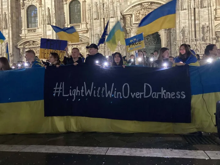 DUE RITROVI Anche i giovani ucraini residenti a Milano si sono riuniti in piazza Duomo sotto le insegne di UaMi