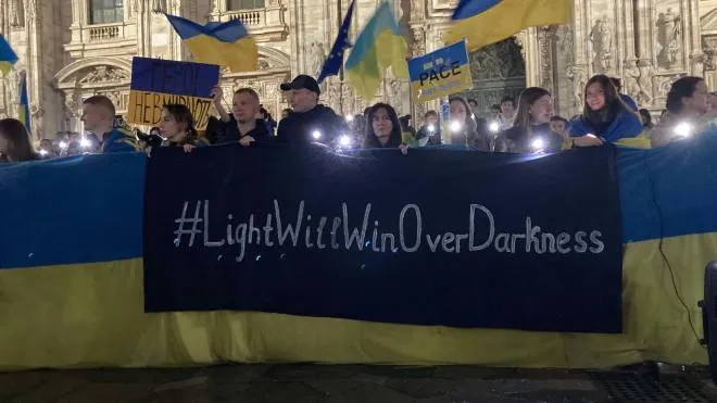 DUE RITROVI Anche i giovani ucraini residenti a Milano si sono riuniti in piazza Duomo sotto le insegne di UaMi