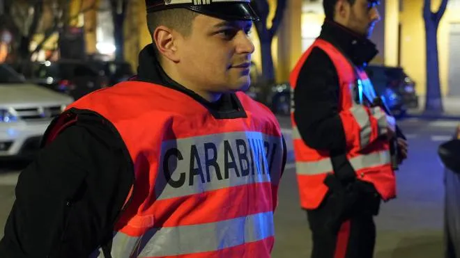 Sui due veicoli usati dai malviventi i carabinieri hanno trovato vestiti, cacciavite telefonini, soldi e. gratta e vinci