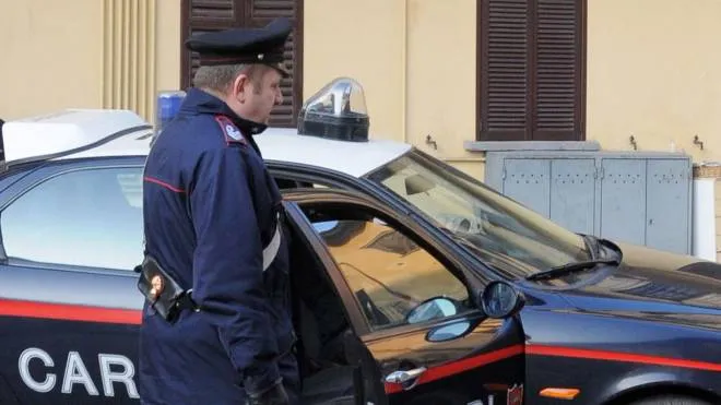santa giuletta - pavia - carabinieri hanno ritrovato in un cortile una vesopa 50 rubata a Paolermo - foto torres