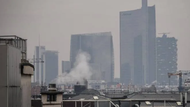 Fumo esce da alcune canne fumarie di edifici del centro di Milano, 14 gennaio 2020. ANSA/MATTEO CORNER