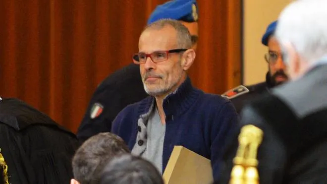 Il “dottor morte“ Leonardo Cazzaniga durante il processo. In alto, Laura Taroni