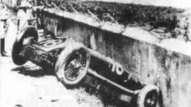 La macchina del pilota Materassi dopo l'incidente